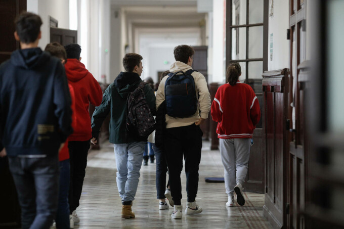 Tinerii de peste 18 ani pot continua să primească alocația de stat dacă urmează liceul sau învățământul profesional