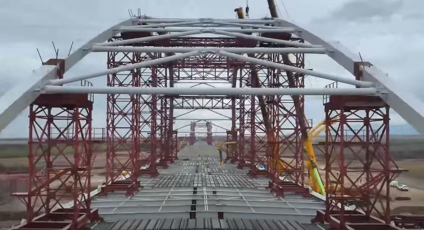 Autostrada Sibiu-Făgăraș: s-a început montarea ultimului segment metalic al arcului unui pod pe tronsonul 3