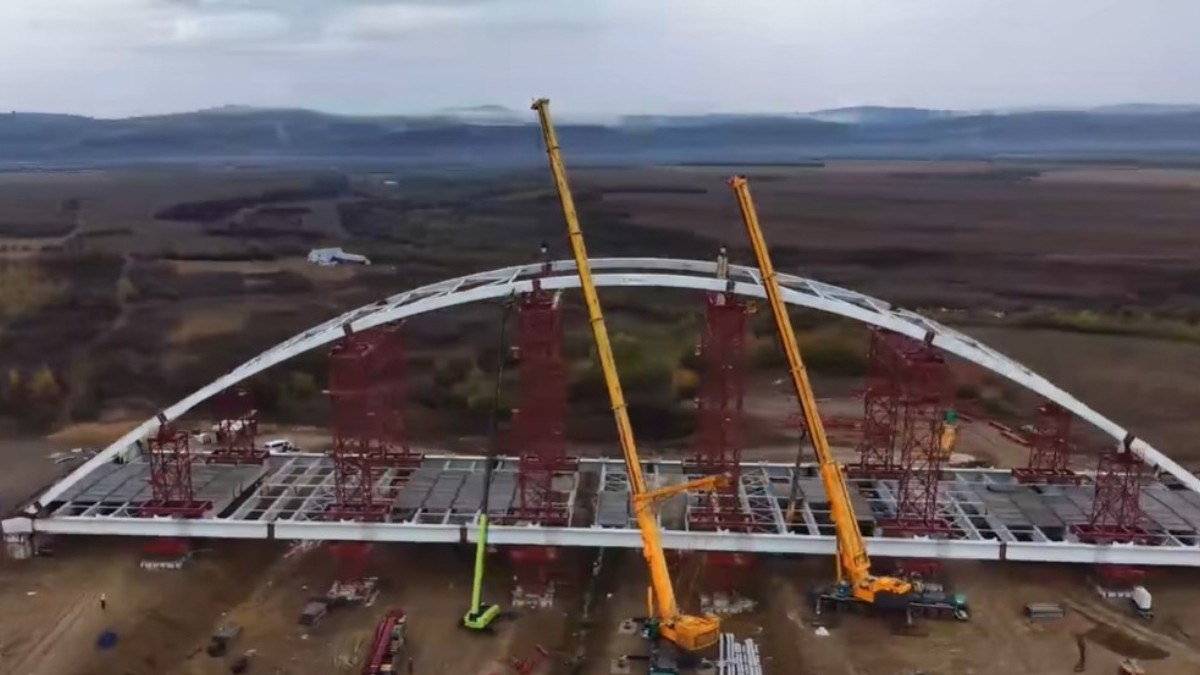 Montarea ultimului segment metalic la podul în arc de pe Autostrada Sibiu – Făgăraș