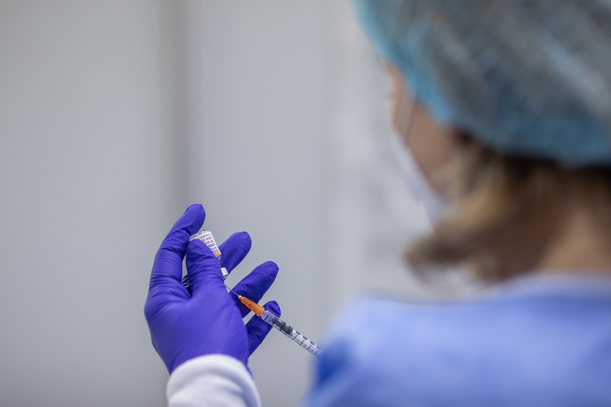 Vaccinul împotriva cancerului dezvoltat de Moderna și Merck reduce cu 42% riscul de deces sau recidivă la melanom