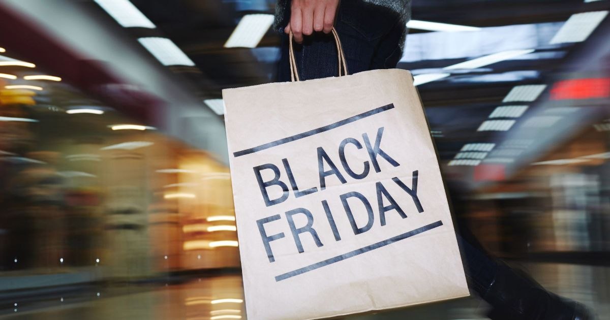 Românii pregătesc cumpărăturile de Black Friday 2026, mizând pe produse de bază pentru economisire