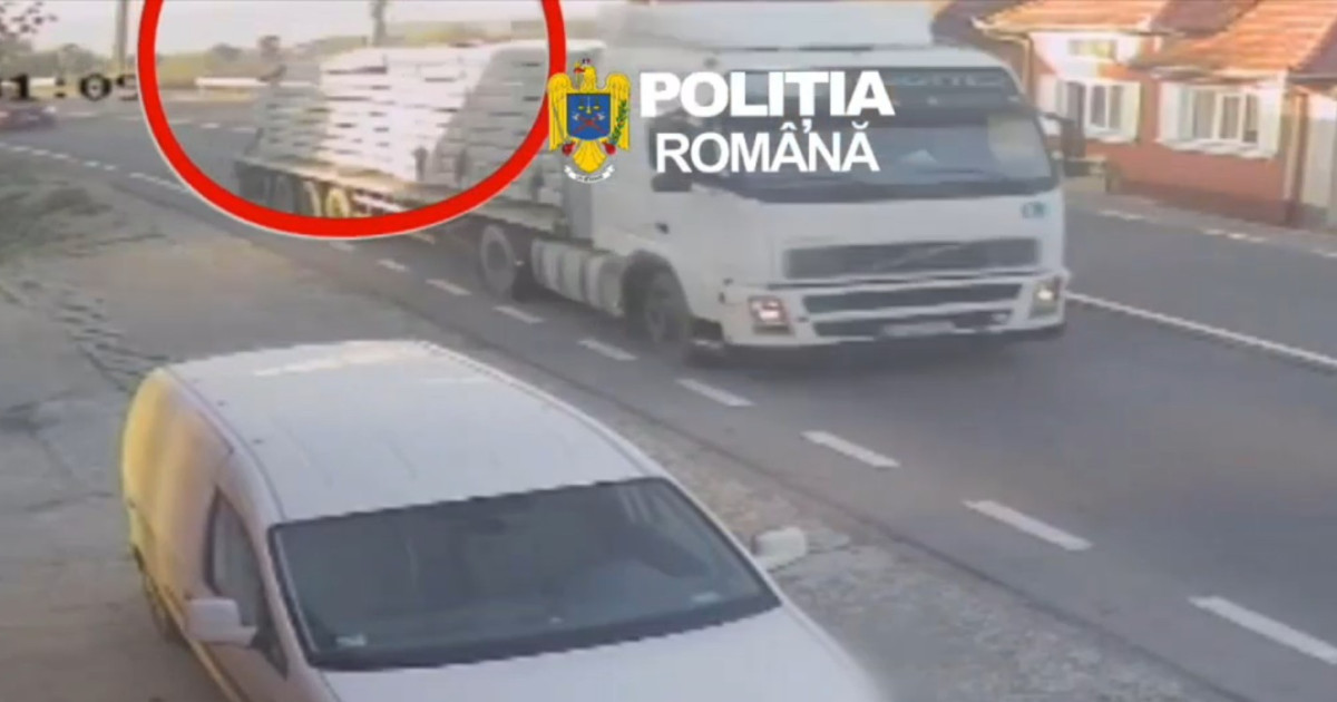 Accident spectaculos pe DN13 în Brașov: Grinzi metalice aruncate de un camion într-un TIR