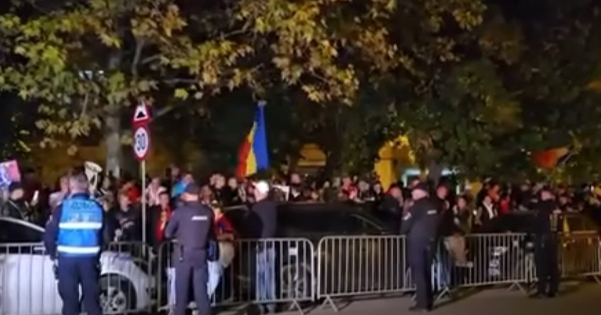 Peste o sută de susținători ai lui Călin Georgescu protestează în fața Arestului Central din București
