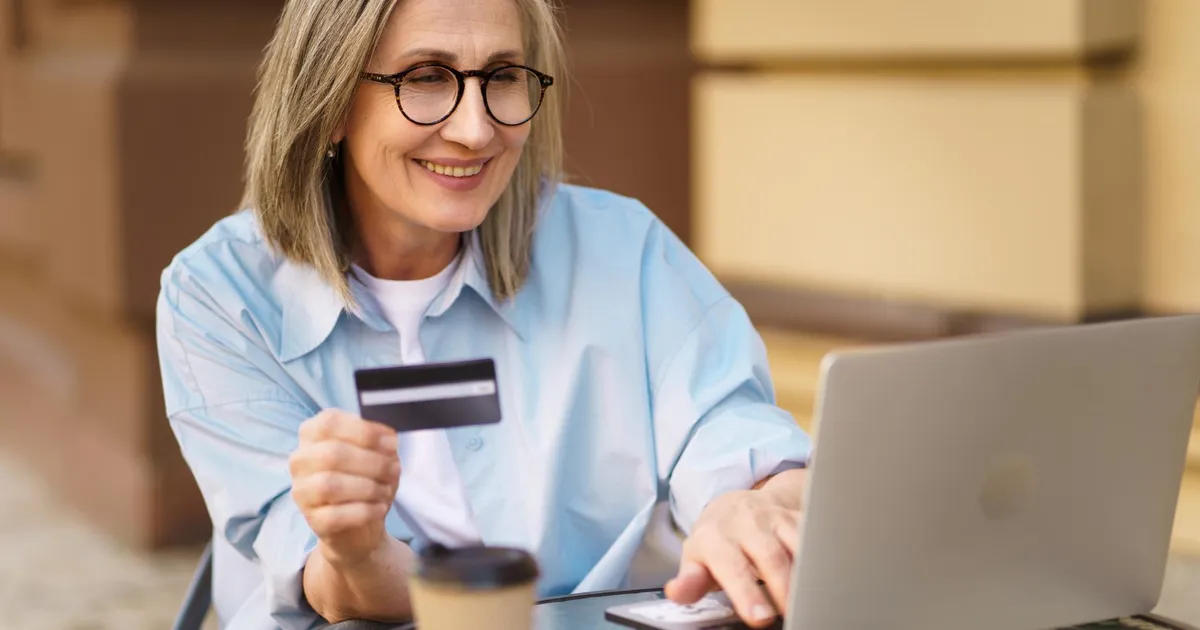 Programul de plată a pensiilor pentru noiembrie: când primesc banii pensionarii prin poștă și pe card