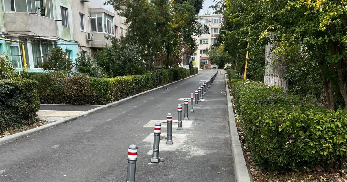 Amenajare pietonală criticată în Constanța: un șir de stâlpișori marchează locul unde ar fi trebuit să fie un trotuar