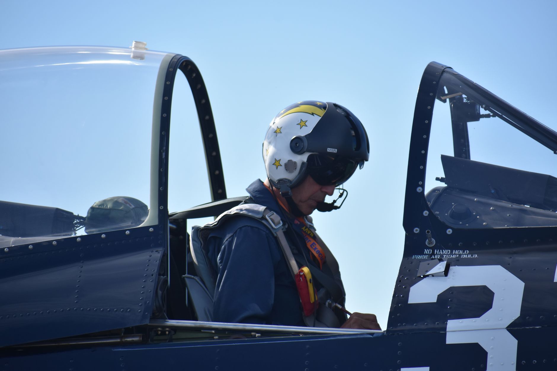 Un pilot de vânătoare a suferit timp de 18 luni de dureri de cap, cauzate de o cască de zbor
