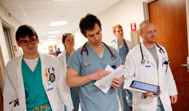 Ministerul Sănătății va introduce un sistem de plată progresivă pentru gărzile medicilor în următoarele trei luni