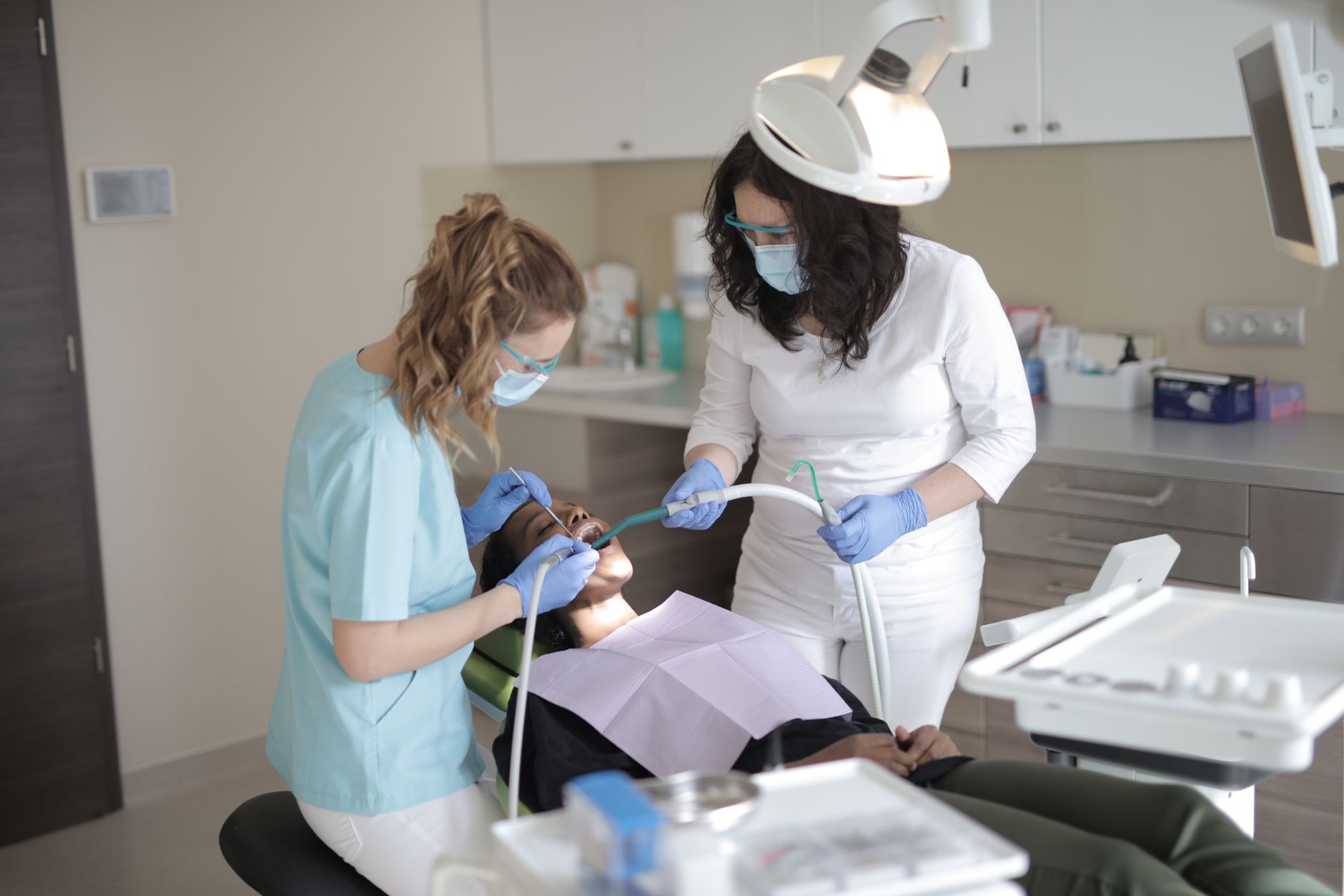 Atenție la boala parodontală: semnele care indică problemele gingivale chiar dacă nu există durere