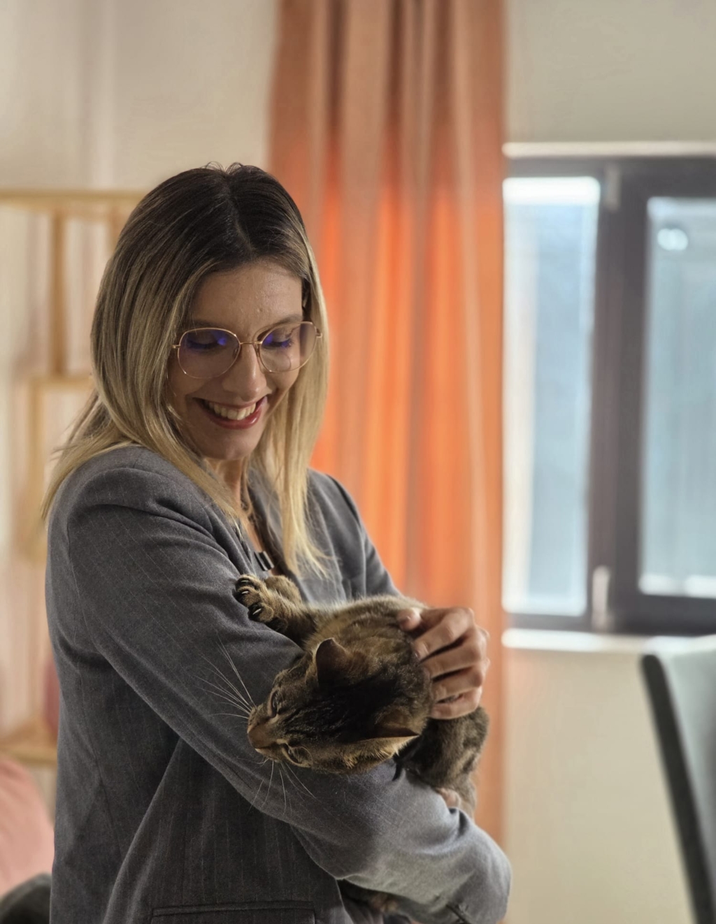 Noua etapă în viața pisicii Leia, adoptată de Diana Buzoianu de la Ministerul Mediului