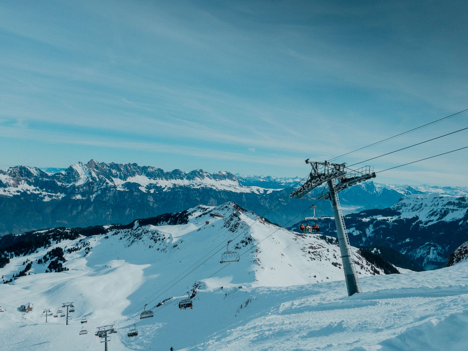 Costul vacanțelor de schi: comparație între prețurile skipass-urilor din România, Bulgaria, Austria și Alpi