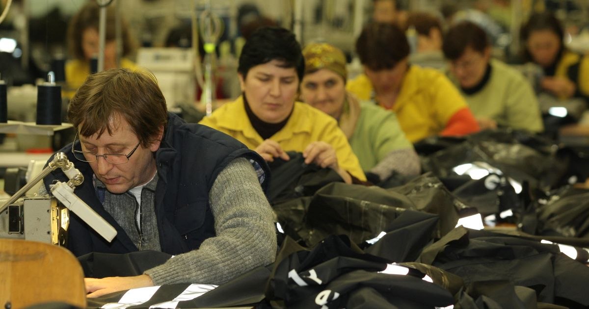 Producătorii de haine din România trec de la sistemul lohn la dezvoltarea propriilor branduri