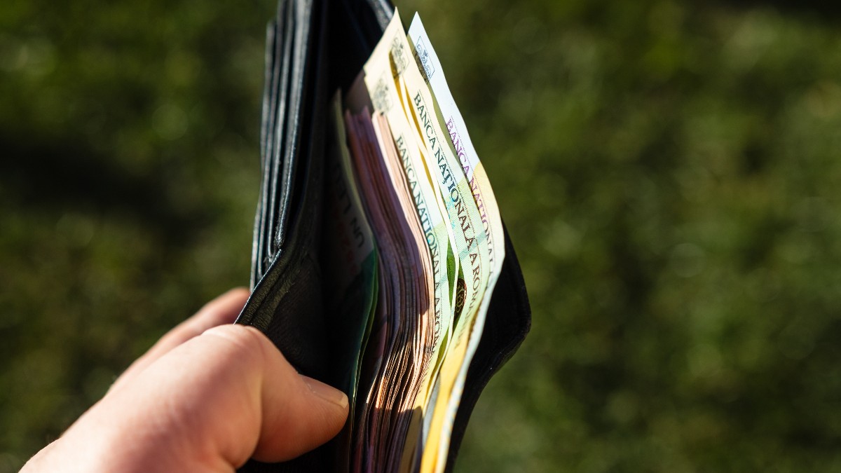 Majorarea salariului minim cu 600 de lei ar putea duce la creșterea prețurilor, avertizează patronatele