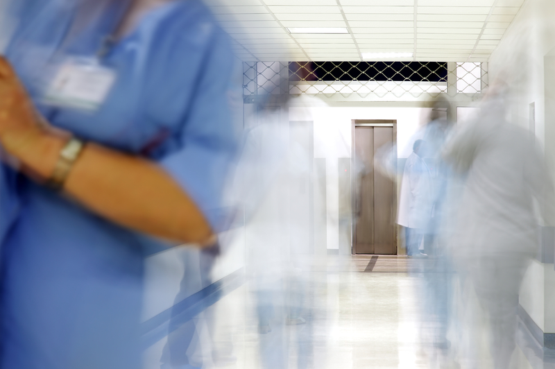 Ministrul Sănătății propune concedierea medicilor care părăsesc spitalele publice pentru cabinete private