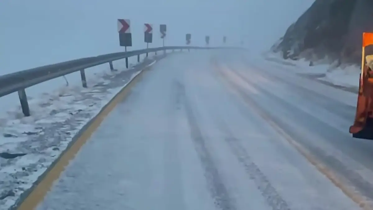 Circulația pe Transalpina este închisă parțial din cauza ninsorii și a condițiilor meteorologice nefavorabile