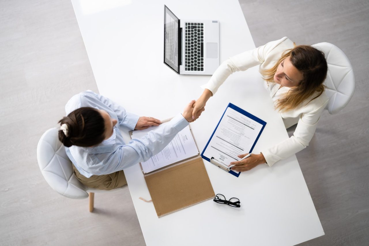 Întrebările interzise în recrutare: cum discriminarea prin interviu afectează candidații