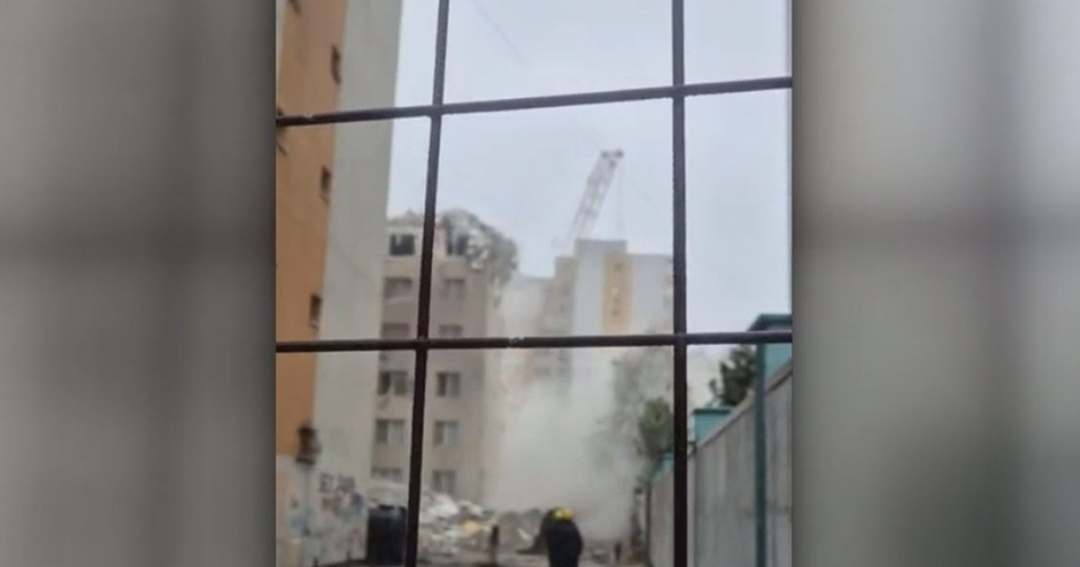 Demolarea etajelor superioare ale blocului din Rahova, afectat de explozie, a început oficial