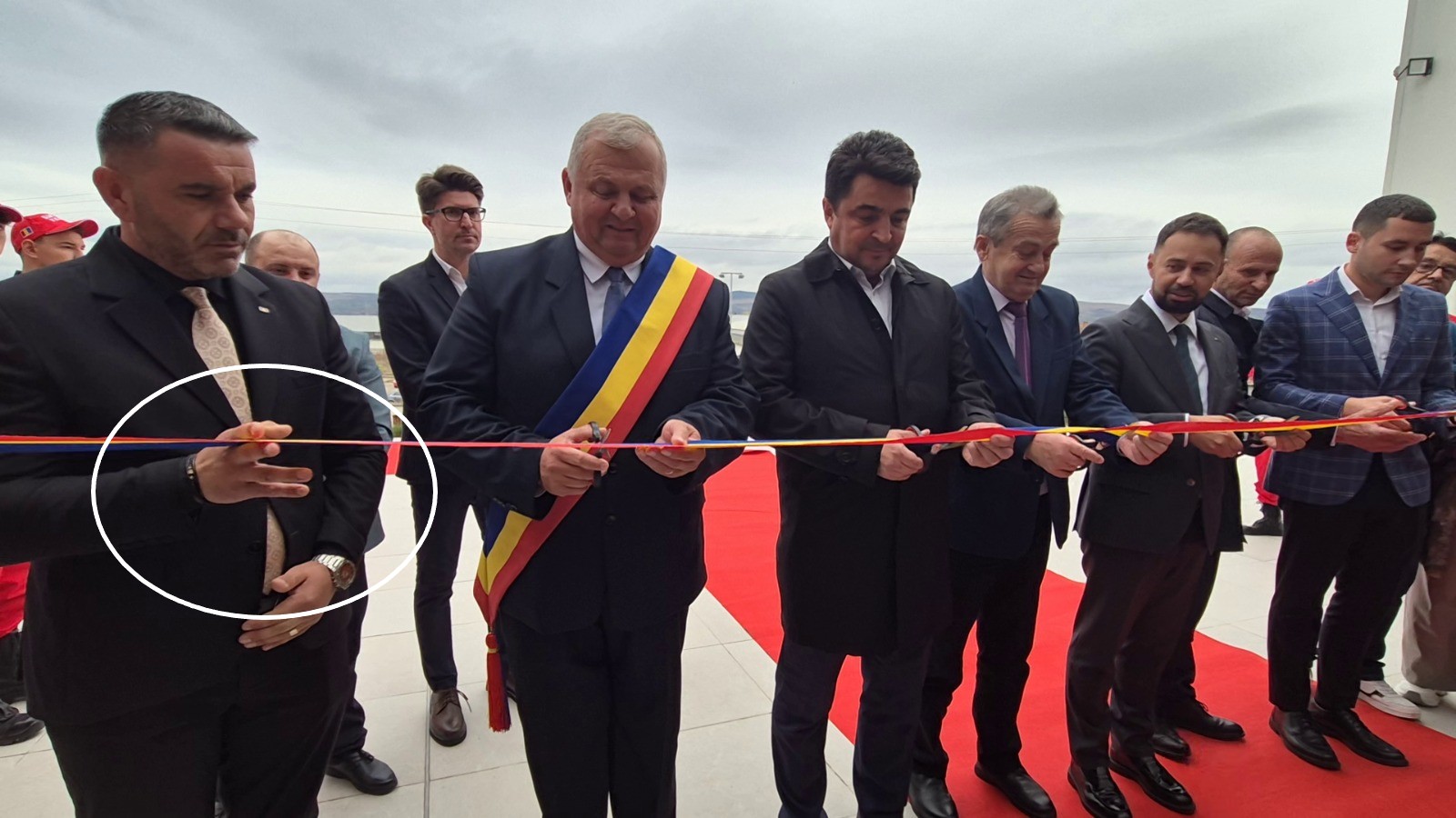 Incident la inaugurarea Centrului de Tineret din Teiuș: Lipsa foarfecilor pentru oficiali