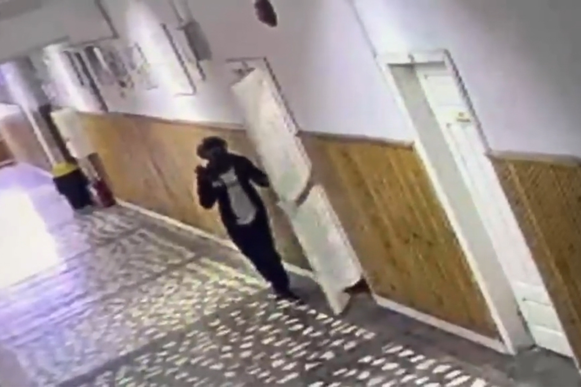 Elevul care a atacat o profesoară în Bistrița a fost externat de la Psihiatrie și adus la audieri