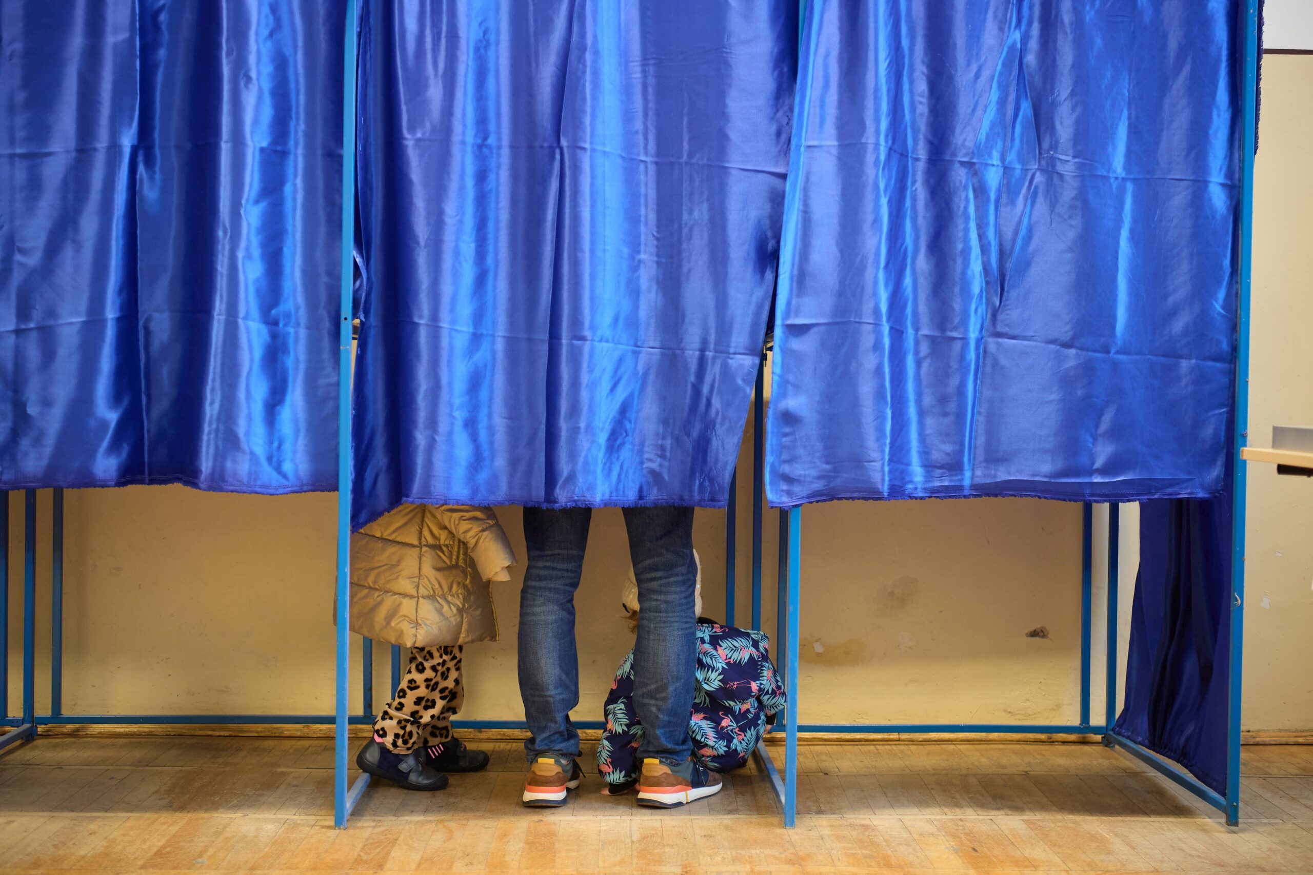 Adrian Țuțuianu propune modernizarea procesului electoral prin utilizarea urnelor inteligente