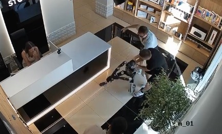 Robot umanoid a reacționat agresiv după ce a fost împins de un client într-un magazin din Rusia
