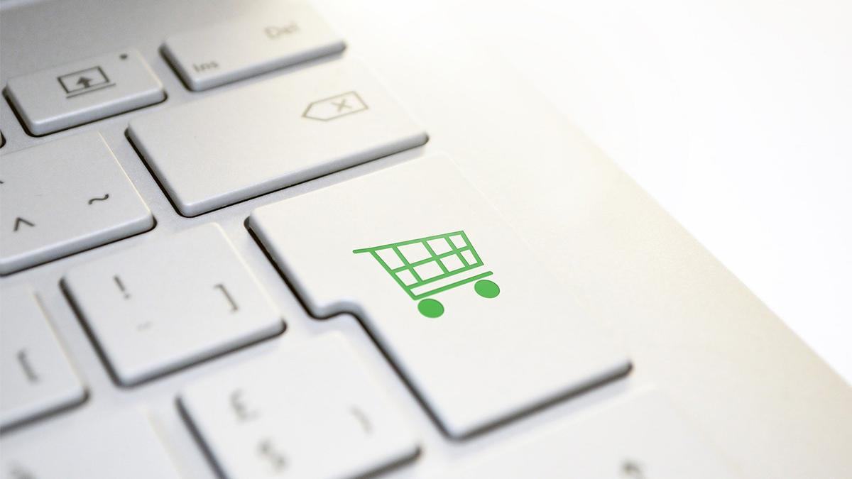 Românii folosesc tot mai des plata amânată în e-commerce: femeile domină achizițiile online