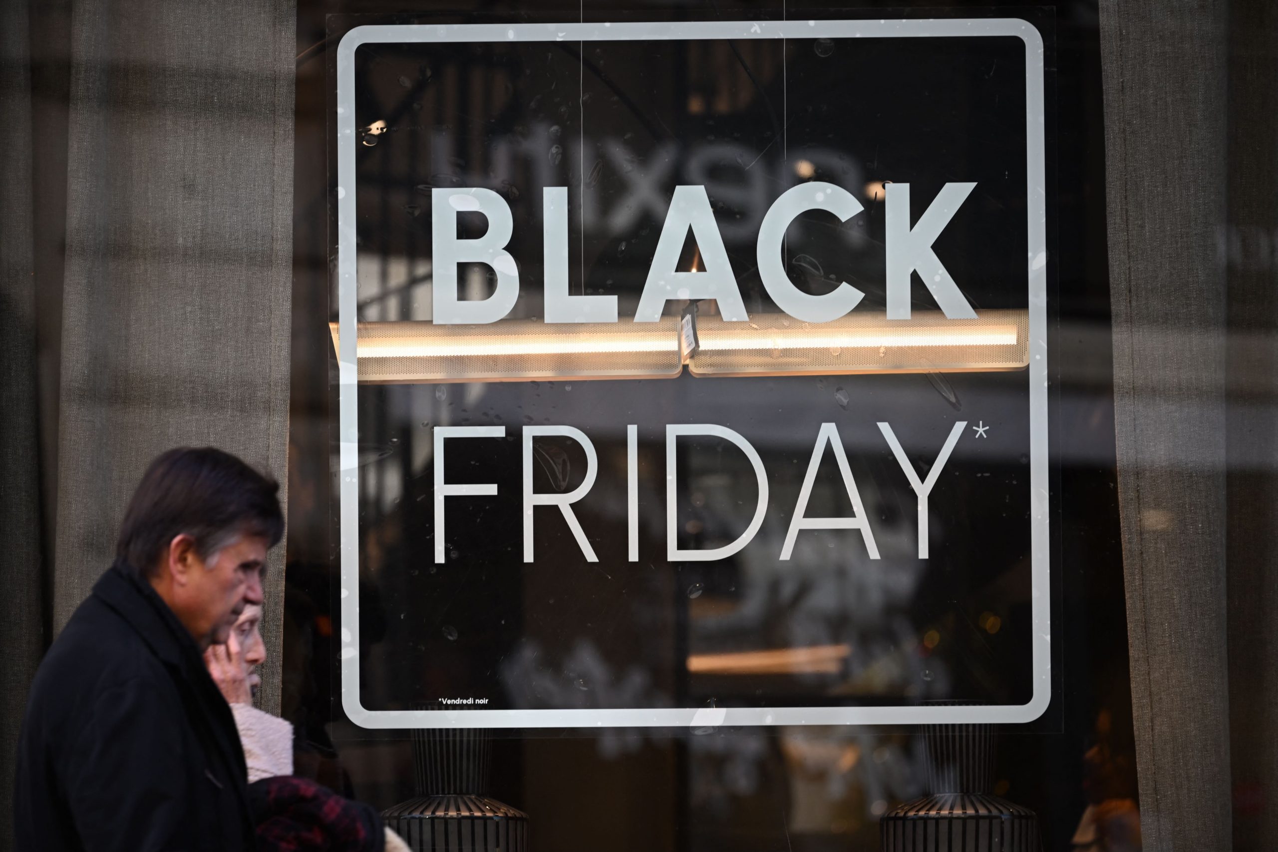 A început perioada reducerilor de Black Friday: autoritățile avertizează asupra tentativelor de înșelăciune