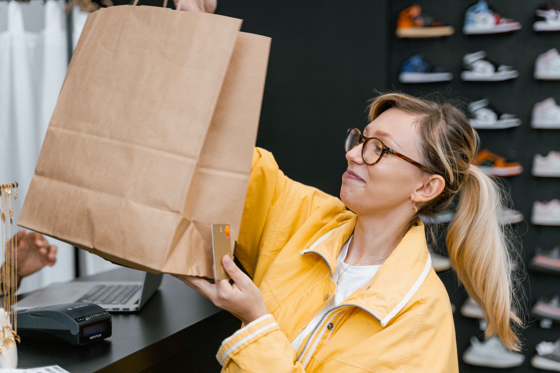 Românii se pregătesc de Black Friday cu bugete restrânse. Majoritatea vor cheltui maximum 1.000 de lei