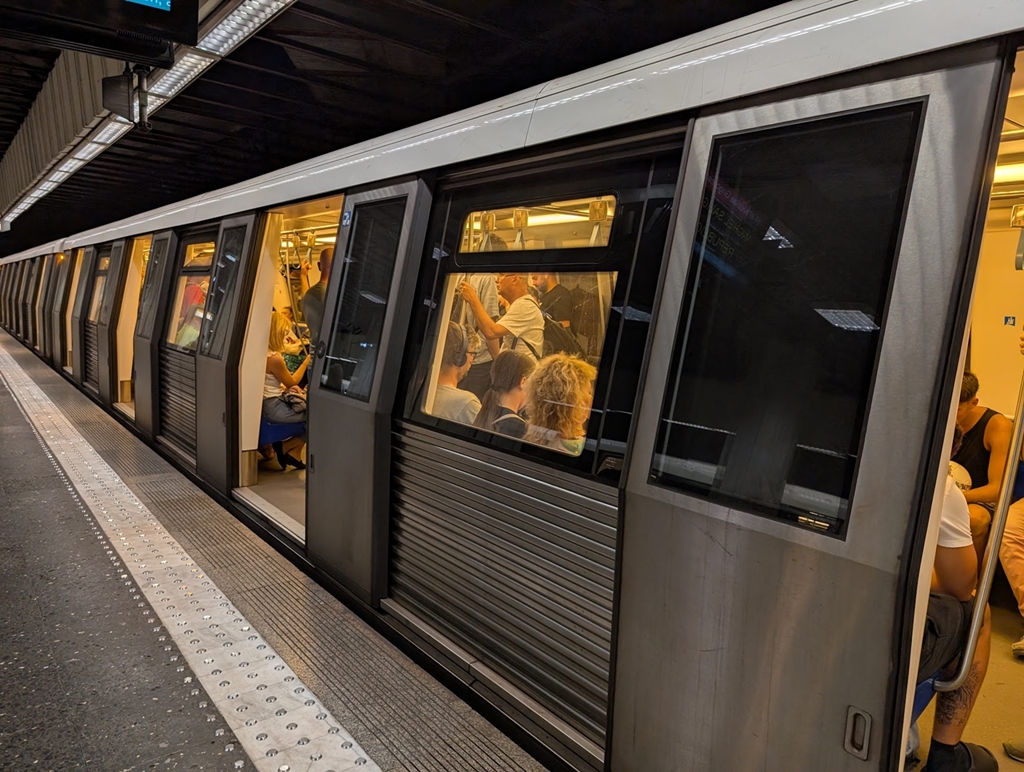 Ministrul Transporturilor a discutat cu sindicatele Metrorex în contextul amenințării cu greva