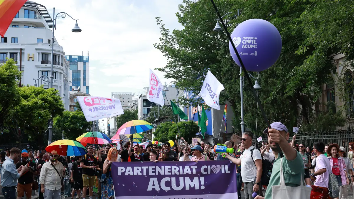 Marș pentru parteneriatul civil în București: organizatorii cer Parlamentului adoptarea recunoașterii legale