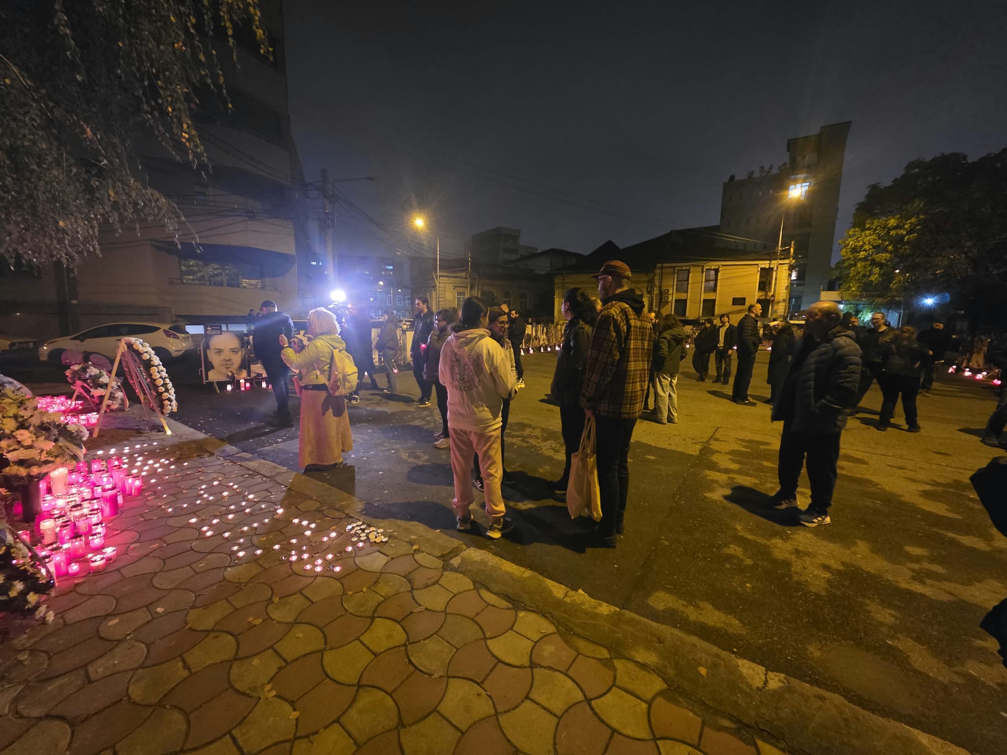 11 ani de la tragedia de la Colectiv. Omagiu în fața fostului club pentru cele 65 de victime
