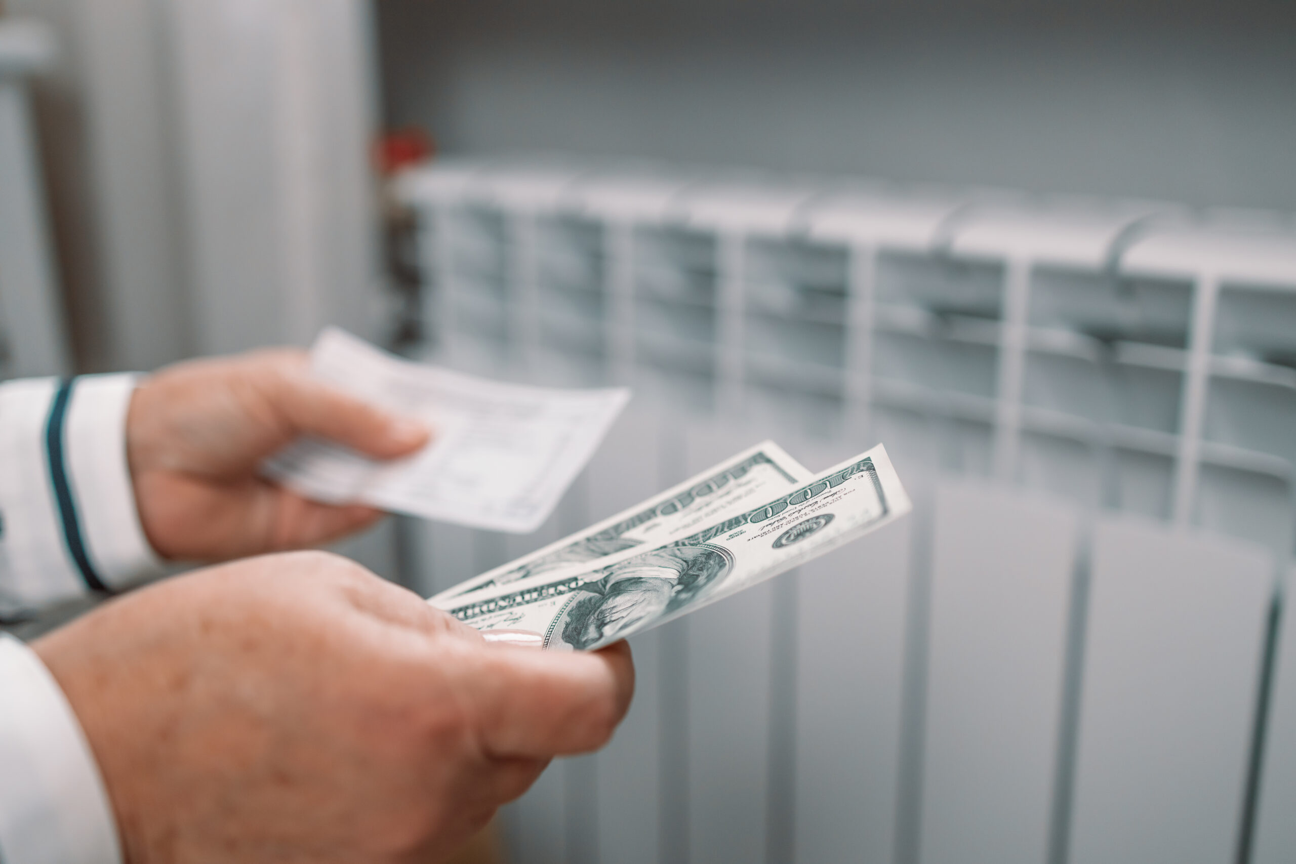 Cum economisim la încălzire: este mai ieftin să lăsăm căldura pornită constant sau să o oprim când plecăm?
