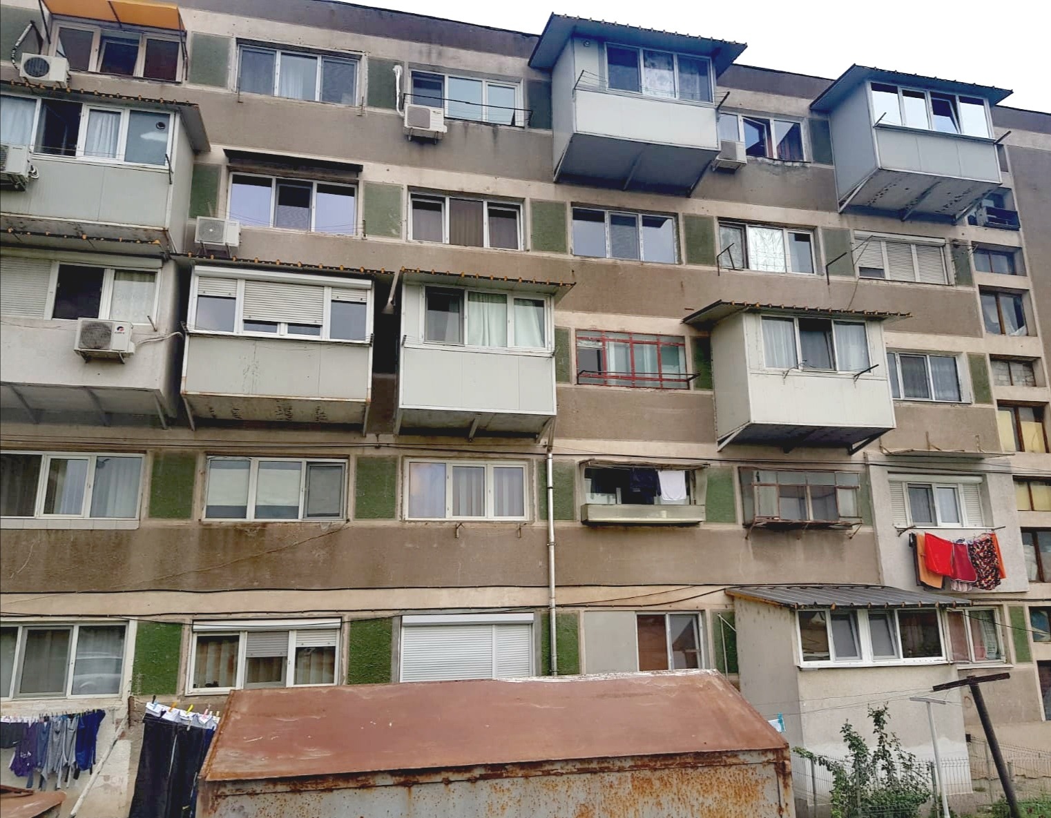 Ministrul Dezvoltării promite că nu vor fi amenzi pentru balcoanele închise fără acte