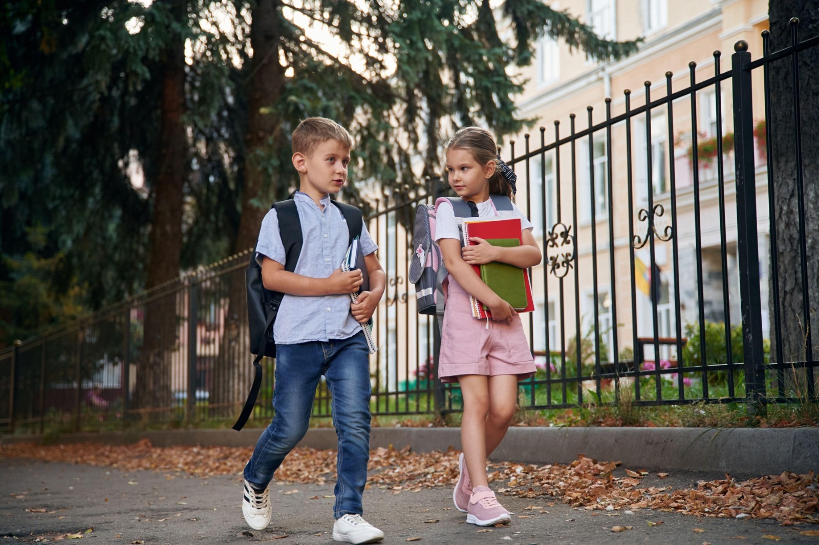 Auxiliarele școlare vor deveni gratuite din 2027. Părinții plătesc în prezent sume considerabile