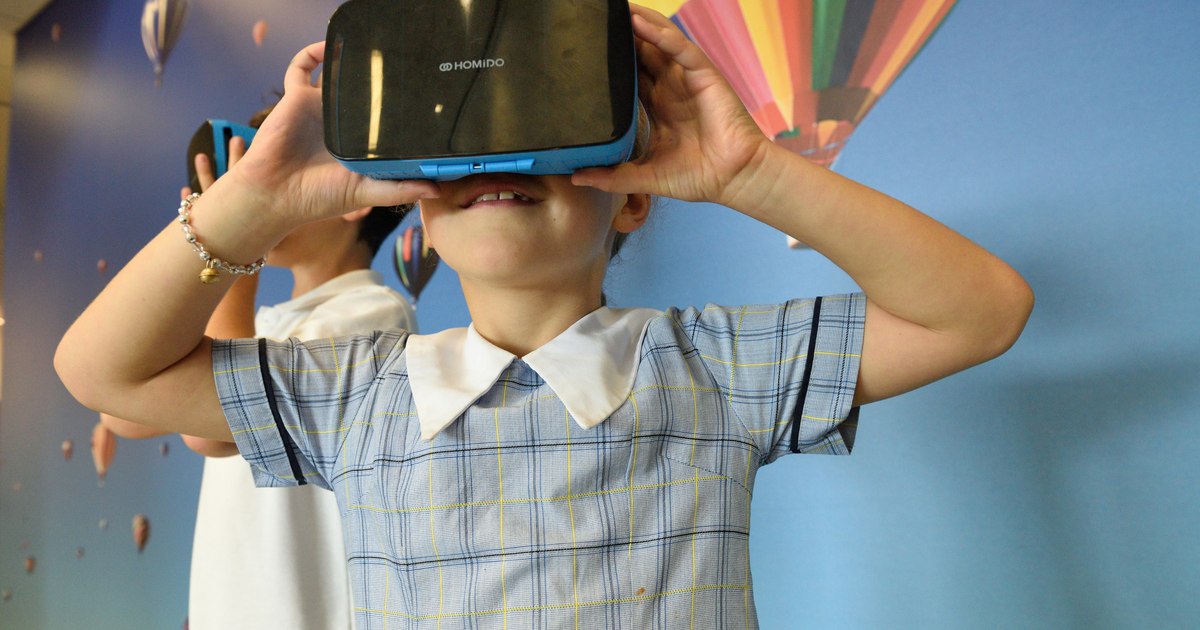 Tehnologia SmartLab transformă învățarea în licee: elevii folosesc realitate virtuală și imprimante 3D