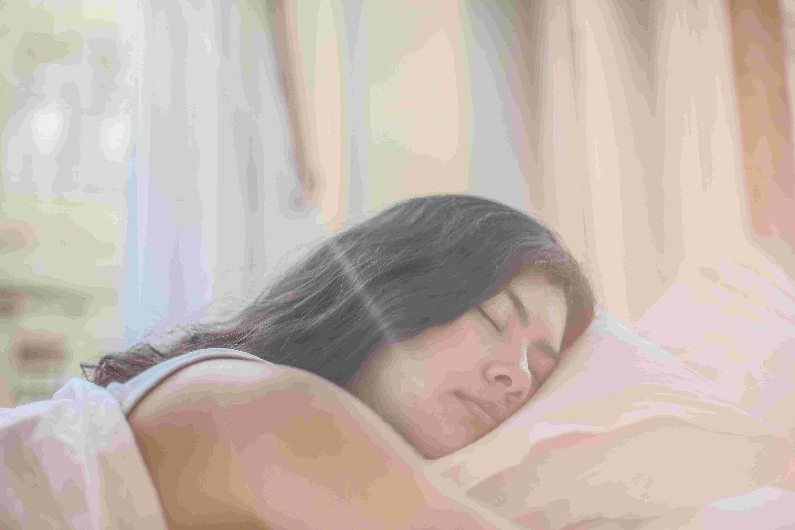Cum se recuperează corect somnul pierdut: numărul ideal de ore suplimentare pentru adulți și adolescenți