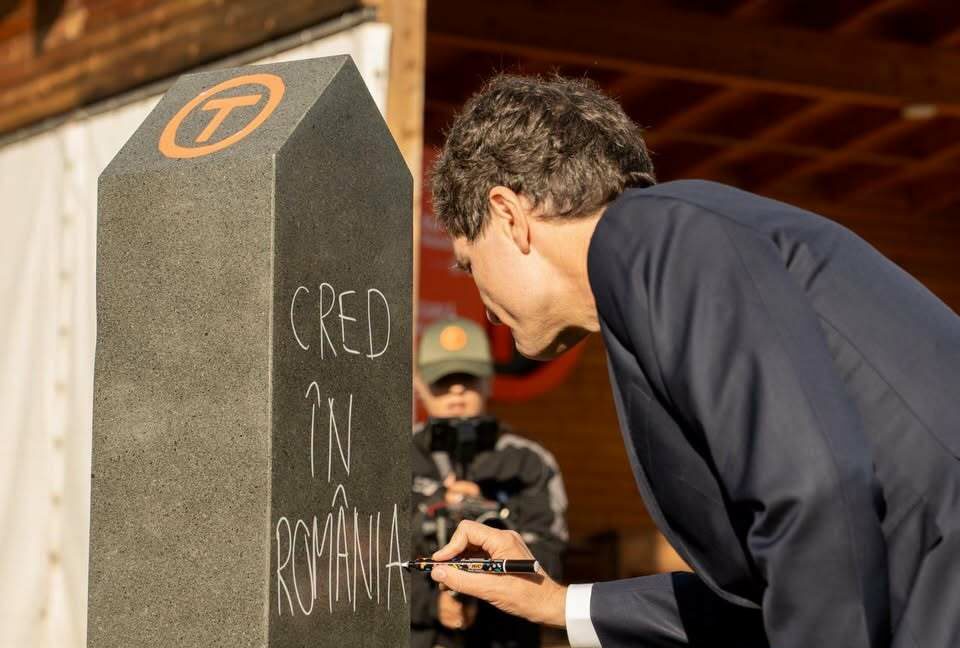 Nicușor Dan a dezvelit o bornă cu mesajul „Cred în România” pe traseul Via Transilvanica