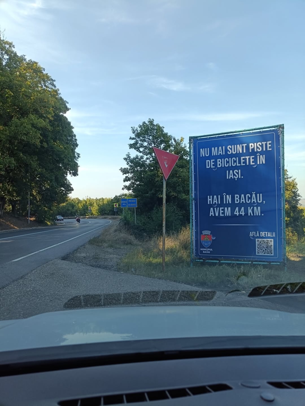 Conflict între Iași și Bacău: Panouri publicitare cu invitații la piste de biciclete la intrările în oraș