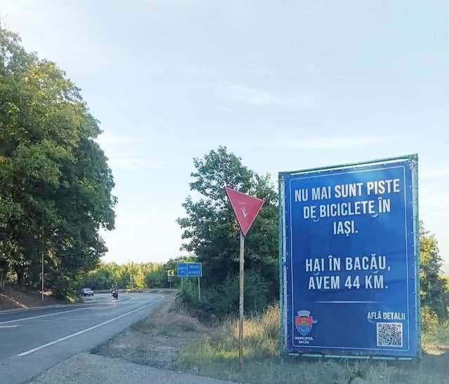 Bannere cu invitații la Bacău au apărut la Iași după desființarea pistelor de biciclete