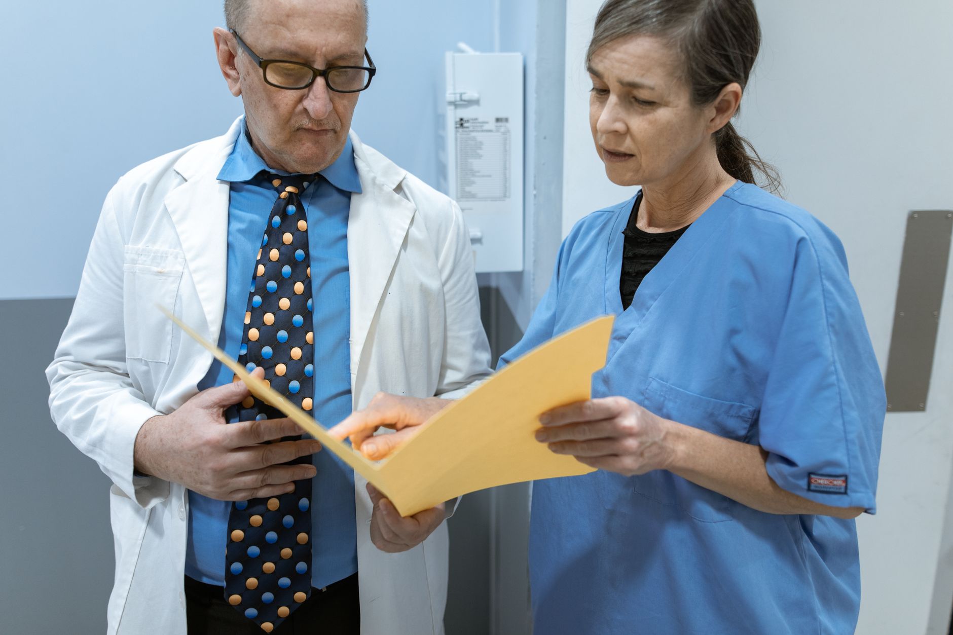 Reguli noi pentru reclamele medicale: Mesajele ar putea necesita aprobarea Colegiului Medicilor