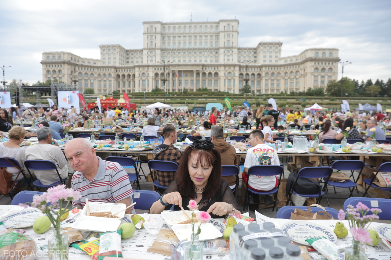 Record mondial la București: 20.000 de persoane s-au reunit la o masă de 5,5 kilometri lungime