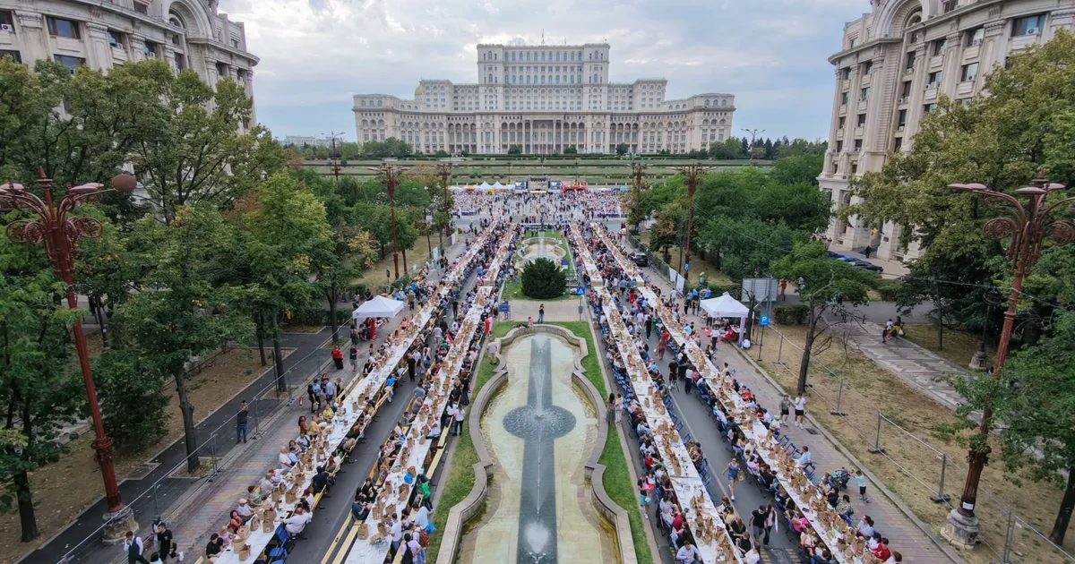 România a stabilit un nou record Guinness cu o masă de peste 5 kilometri în București