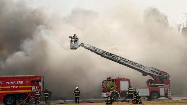 Incendiu masiv la o fabrică de celuloză din Drobeta-Turnu Severin: intervenția este de durată