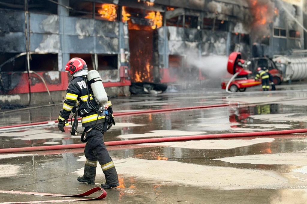 Incendiu masiv la fabrica de celuloză din Drobeta-Turnu Severin: Pompierii continuă intervenția pe trei sectoare