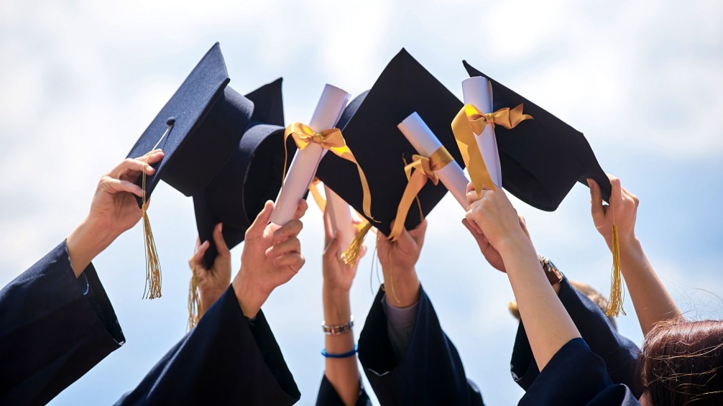 Tinerii români schimbă prioritățile: de la destinații populare la universități potrivite pentru carieră
