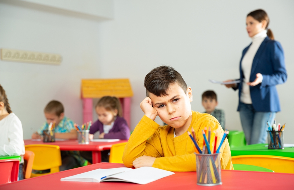 Cum trebuie să reacționeze părinții când copiii se plâng de tratamentul învățătorilor