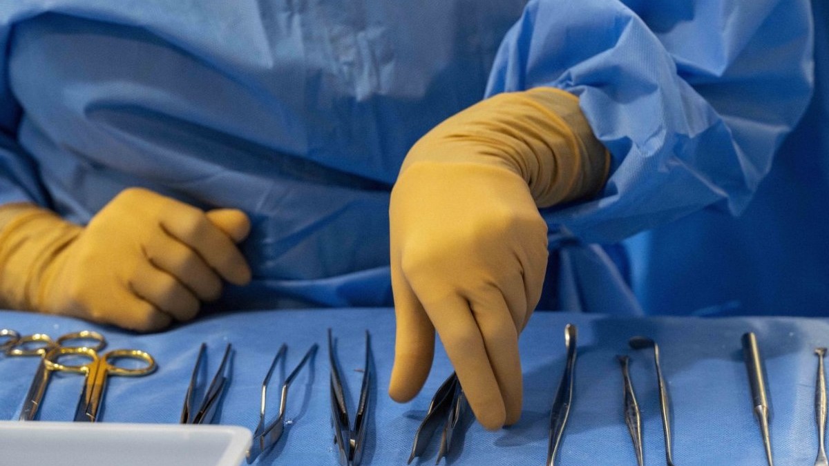 O pensă chirurgicală de 12 centimetri a fost uitată în abdomenul unei femei timp de 4 ani
