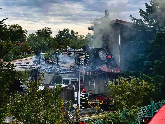 Incendiu violent în localitatea Naipu: un bărbat de 75 de ani a fost transportat la spital