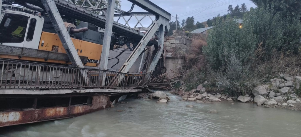 Pod metalic de pe DN12A s-a prăbușit în Bacău după trecerea unei macarale de mare tonaj