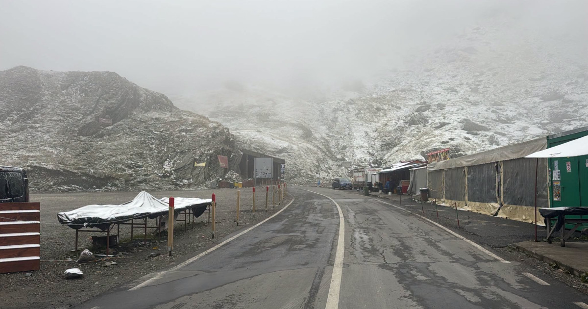 Ninsoare abundentă pe drumul Transfăgărășan: au fost mobilizate utilaje și peste 5 tone de sare