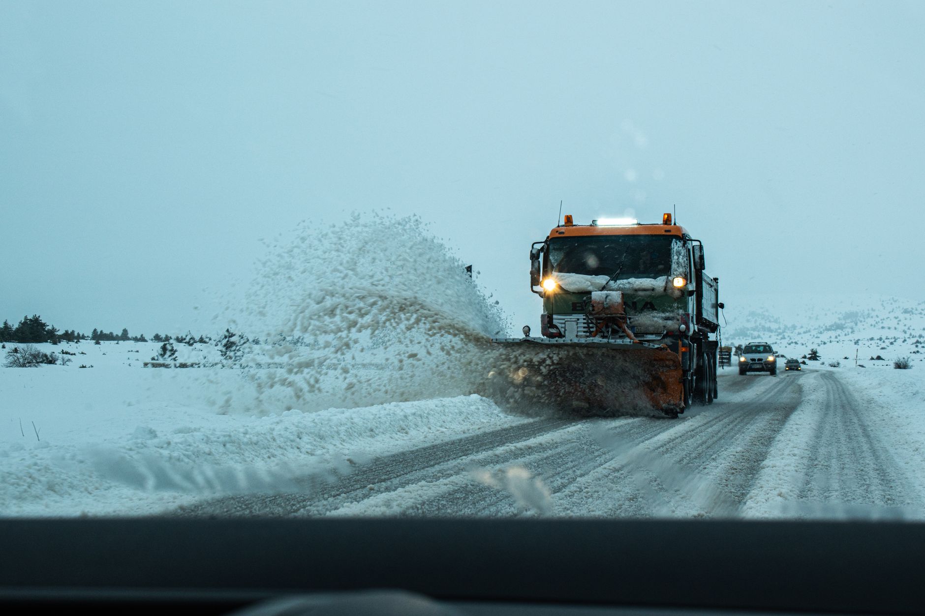 Condiții de iarnă pe Transfăgărășan după ninsoarea abundentă. Drumarii au intervenit cu utilaje și sare